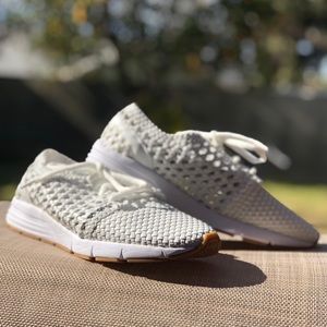 [EUC] White Faux Leather Woven Casual Sneaker